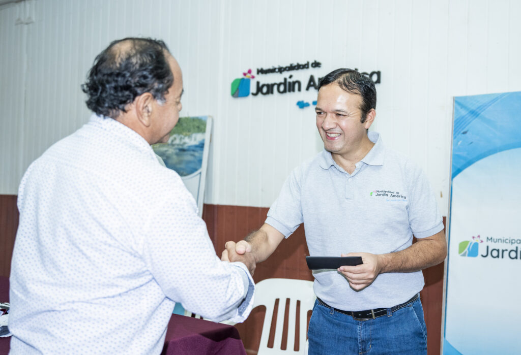 Hoy entregamos anteojos a los vecinos que fueron atendidos durante el operativo del PAS Interior en la Escuela 728, en el marco del programa Estamos con Vos