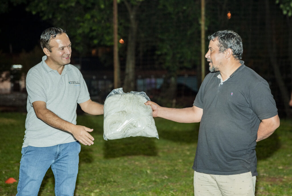 Entregamos redes para arcos que serán utilizadas por la Escuela de Fútbol Padre José Puhl a cargo del entrenador Daniel Balbuena