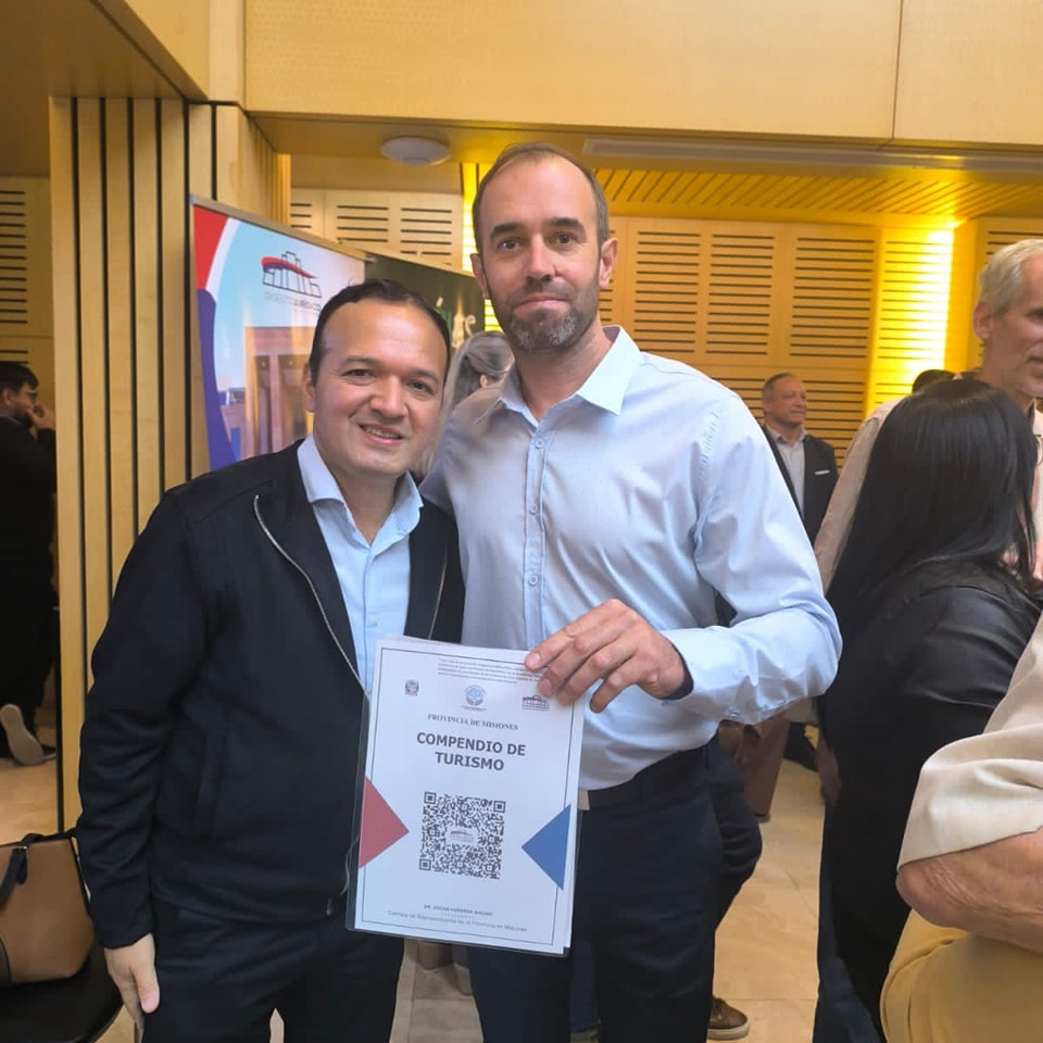 El intendente César Araujo y el encargado de Turismo, Enzo Mantay, participaron de la entrega del Compendio de Legislación Turística de Misiones