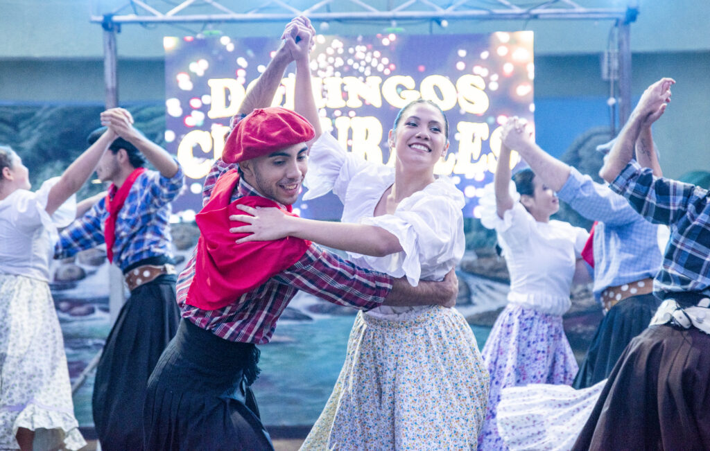 Feria de emprendedores, danza, sorteos y mucha música: así vivimos una tarde llena de energía en nuestro Domingo Cultural, que venció el frío con puro talento local