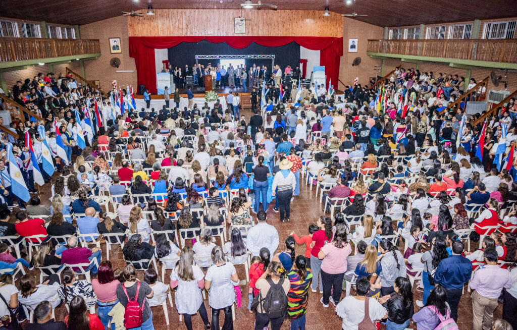 Desde 1946 hasta hoy, las emociones y los recuerdos fueron protagonistas en el acto conmemorativo que reunió a Fundadores, Pioneros, hijos y nietos, quienes dejaron huellas imborrables en la historia de nuestra comunidad