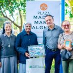 Sumamos el cartel indicativo de la Plaza Madre María Alghisi, un espacio de encuentro y memoria ubicado sobre avenida Washington