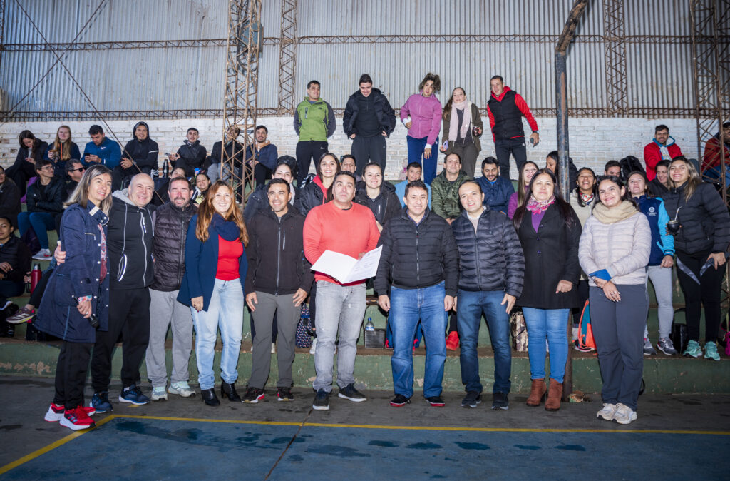 Se realizó la apertura de la Capacitación de Básquetbol Escolar en el playón deportivo de la Escuela Superior de Comercio N.º 2, con la participación de docentes y referentes deportivos de la zona