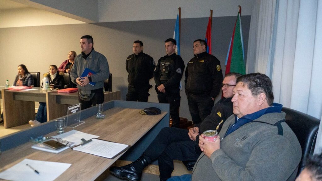 El Concejo Deliberante recibió al Comisario Mayor Marcelo Chimiski, Jefe de la UR-IX de Policía, quien junto a personal especializado presentó un informe detallado sobre el accionar policial en materia de Seguridad