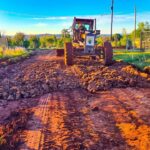 Obras Públicas continúa trabajando en el mejoramiento de las calles del barrio Lomas de San Expedito, con tareas de perfilado y entoscado para garantizar una mejor circulación para todos los vecinos