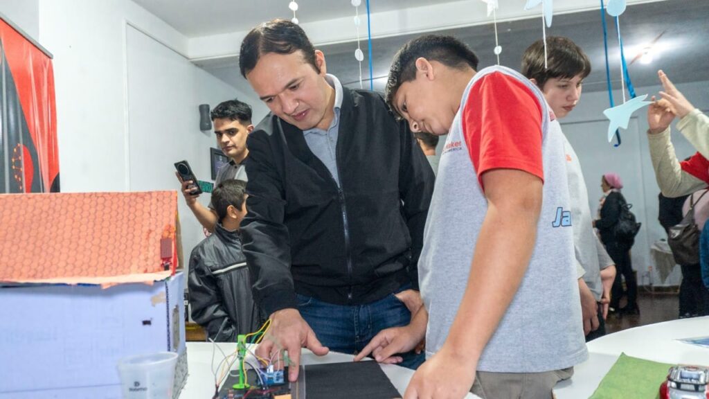 Exitosa Pre-Gala de la Red de Espacios Makers, donde niños, niñas y jóvenes presentaron sus proyectos tecnológicos desarrollados durante el primer semestre