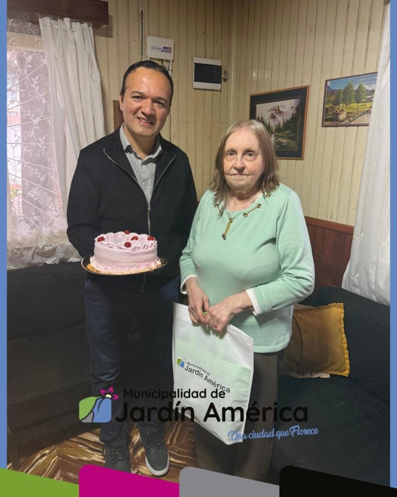 En su cumpleaños número 93, la vecina Mariana Kurrle recibió la visita del Intendente César Araujo
