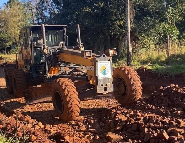 En los últimos días estuvimos trabajando en el perfilado y entoscado de calles en Barrio Belgrano