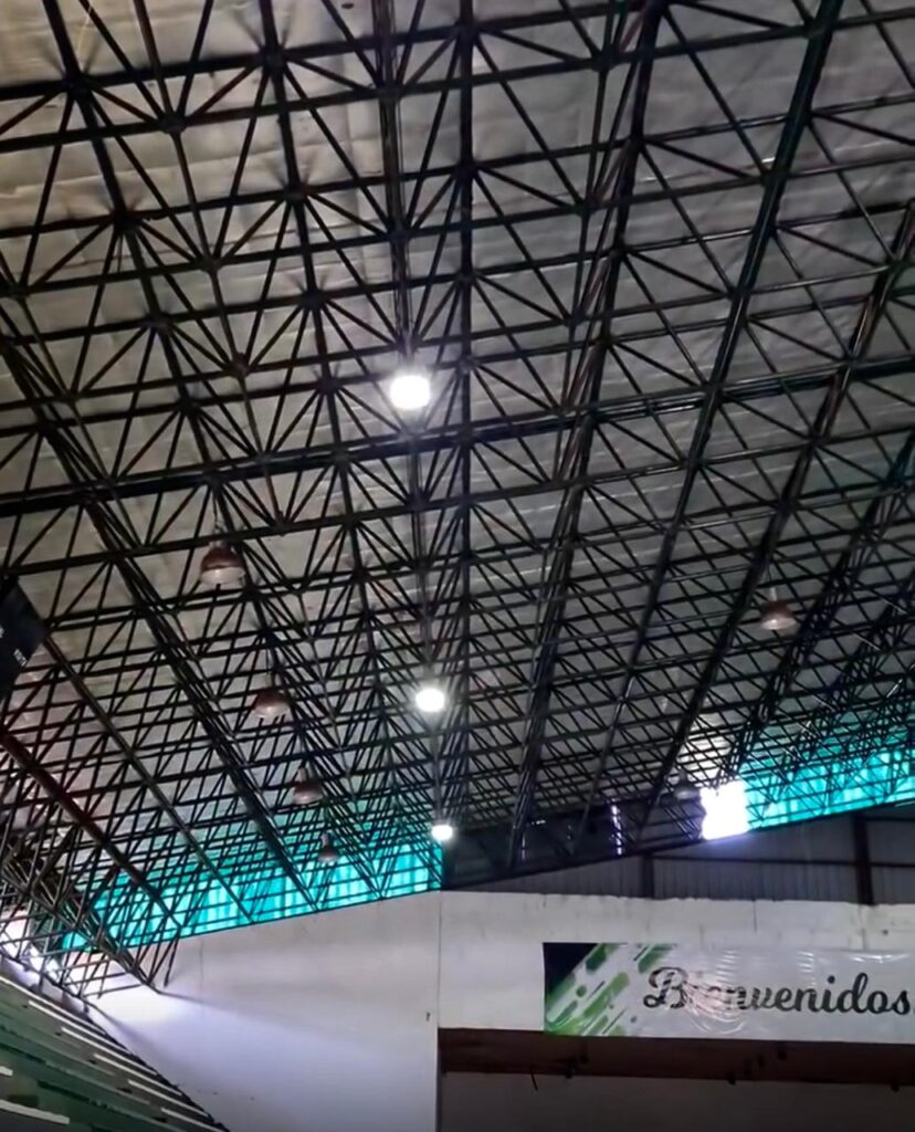 Se instalaron nuevas luminarias en el Polideportivo Municipal