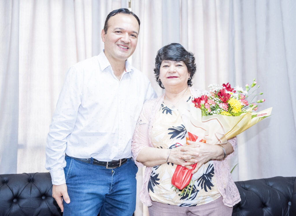 Felicitamos a la enfermera María Lucía Acosta, quien se jubila luego de brindar un valioso servicio en el Sanatorio Candia desde 1985 y en el Hospital de nuestra ciudad desde 1987