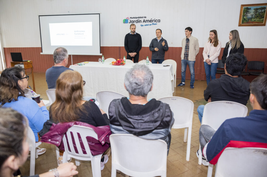 Junto a capacitadores del Ministerio de Turismo de Misiones, se llevó adelante la capacitación “Anfitriones Turísticos”, con la participación del sector privado y de la Municipalidad