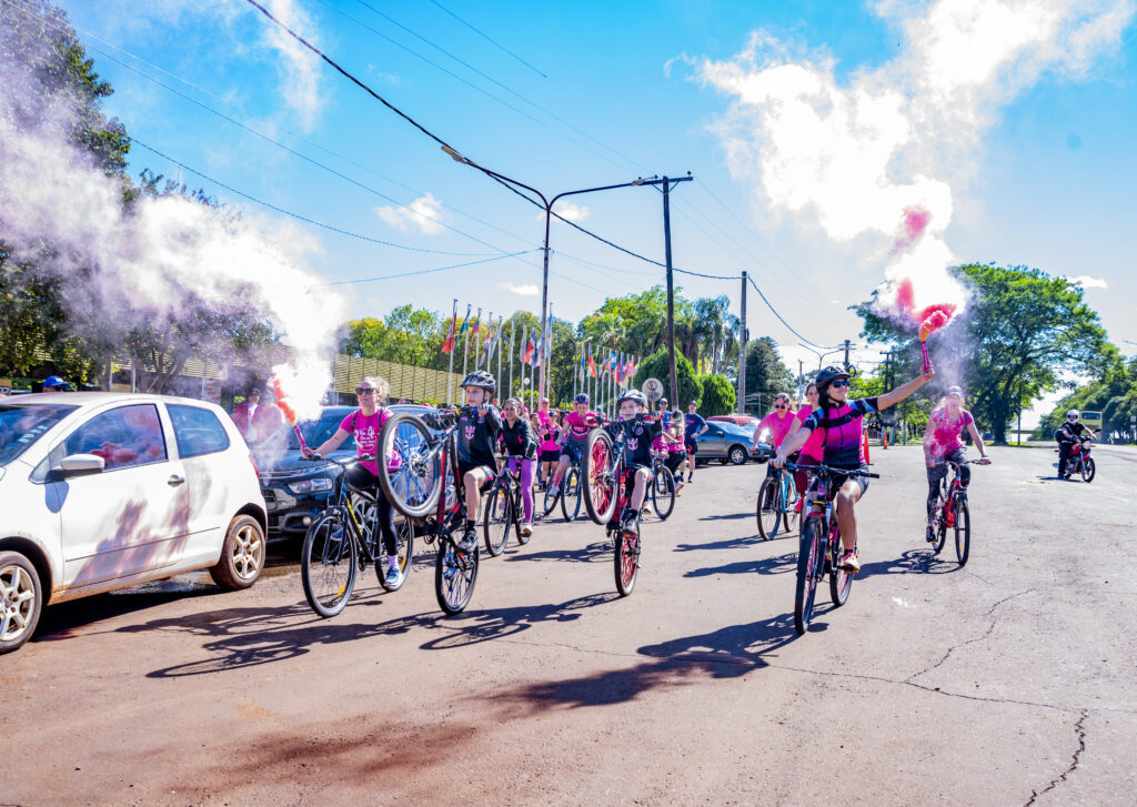 Con una gran Maratón y Bicicleteada Solidaria, culminamos el Mes Rosa en nuestra ciudad, promoviendo la prevención y concientización sobre el cáncer de mama