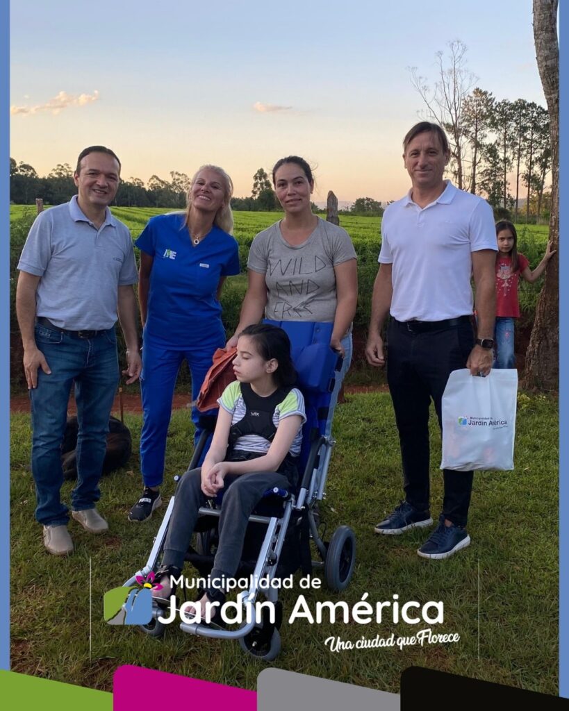 Entregamos una silla de ruedas ultraliviana de traslado, con accesorios, a la familia Cabrera de Colonia Oasis