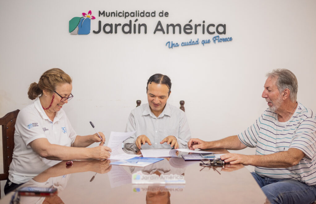 Participamos de la firma del Convenio Marco de Cooperación Tecnológica, Académica y de Innovación, junto a la Facultad de Ingeniería de la UNaM y diversas instituciones públicas y privadas de la región