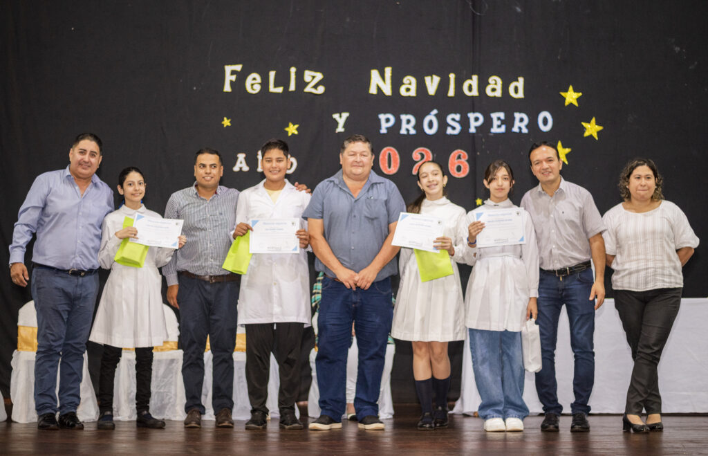 El Honorable Concejo Deliberante junto al Intendente realizaron la entrega de certificados y presentes a los alumnos abanderados de nivel primario y secundario, quienes portarán las Banderas de Argentina y de Misiones durante el año 2026