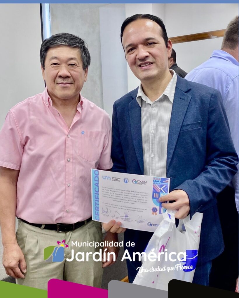 En el acto de cierre del período 2025 del Programa de Expansión Territorial de Carreras de la UNaM, nuestro intendente Cesar Araujo fue reconocido por su aporte al fortalecimiento de la Educación Pública Universitaria en los municipios que integran la CODEIM