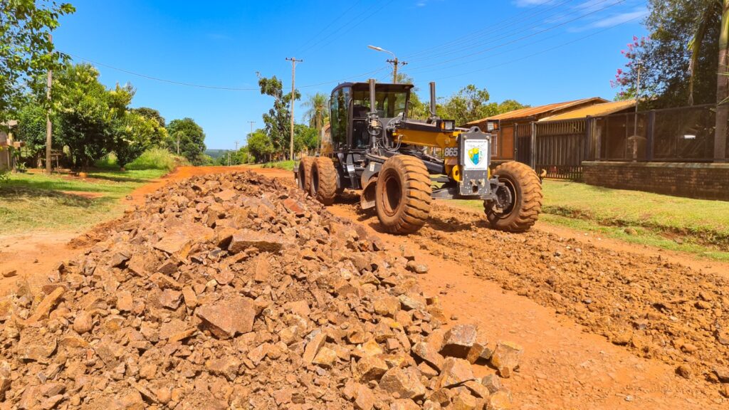 En el Barrio San Antonio, avanzamos con los trabajos de entoscado sobre la Avenida Los Fundadores, mejorando la transitabilidad y acompañando el crecimiento del sector