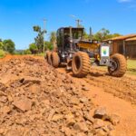 En el Barrio San Antonio, avanzamos con los trabajos de entoscado sobre la Avenida Los Fundadores, mejorando la transitabilidad y acompañando el crecimiento del sector