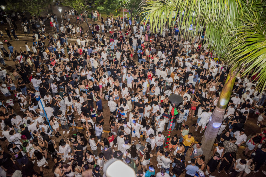 Recibimos el Año Nuevo frente al edificio municipal, compartiendo una noche llena de música, alegría y encuentro, con la animación del DJ Armani