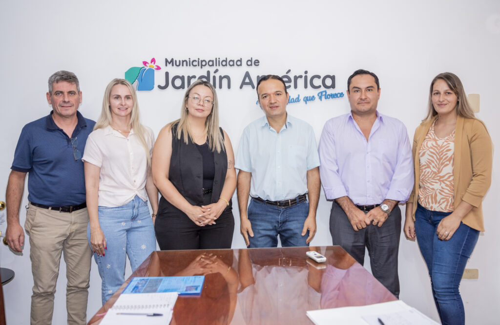 Se llevó a cabo una reunión de trabajo con la participación de todos los actores involucrados, donde se dialogó de manera conjunta sobre el Proyecto Crecer