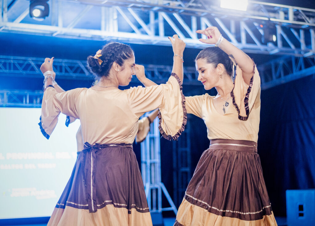 Con el calorcito del Verano 2026, los Saltos del Tabay se llenaron de sonidos folclóricos y alegría en el escenario de la 38ª edición del Festival del Turista