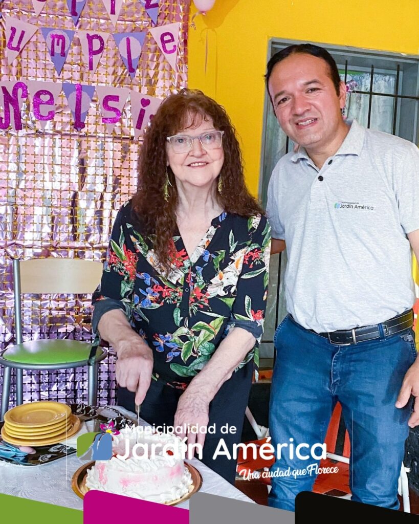 Hoy celebramos el cumpleaños de una vecina que lleva la esencia de la tierra colorada en el corazón