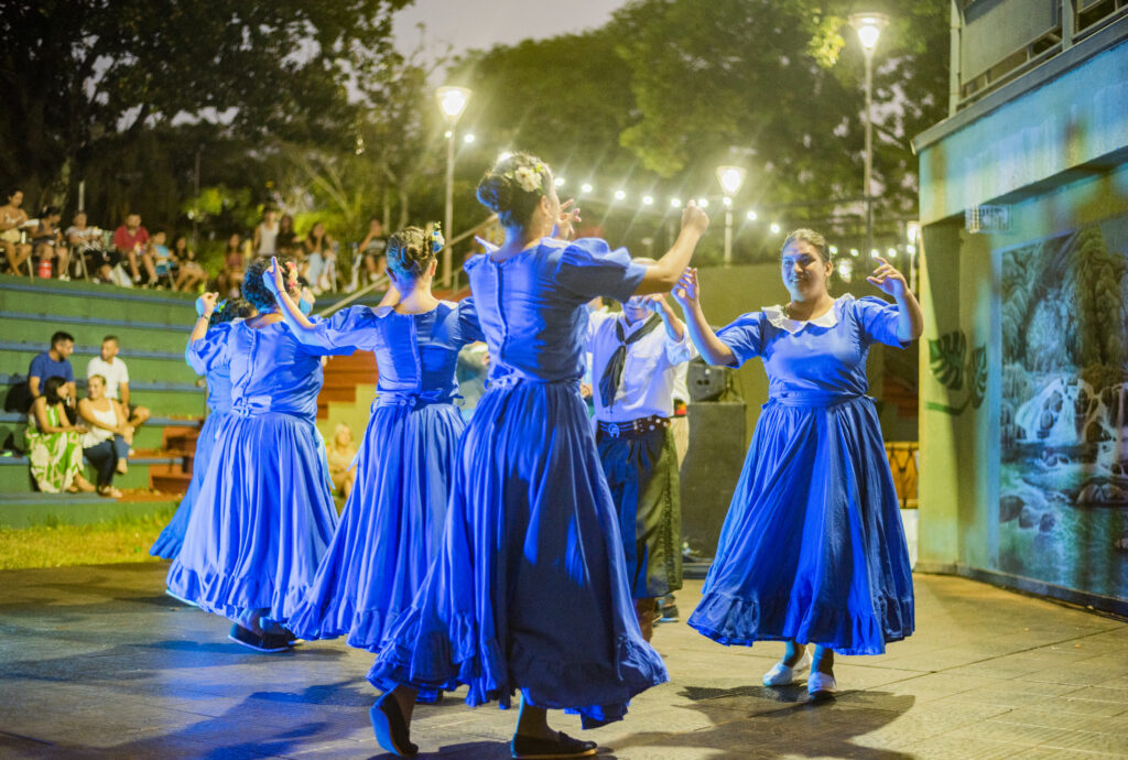 La Plaza Colón fue nuevamente punto de encuentro con una nueva edición de los Domingos Culturales, un espacio pensado para disfrutar del arte, la música y la cultura en familia
