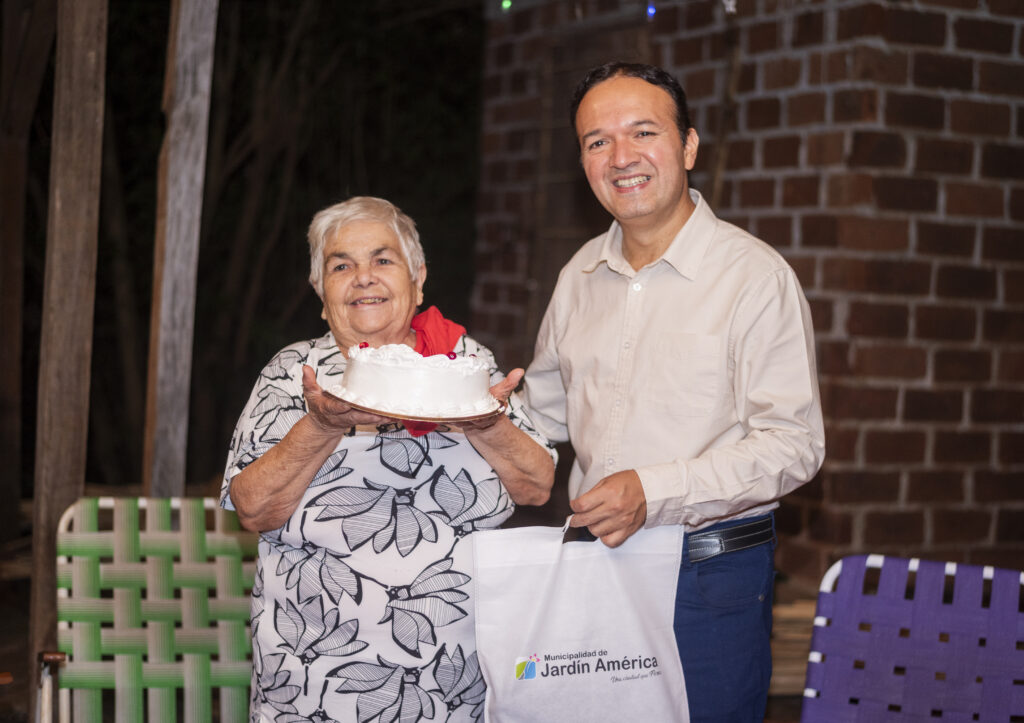 Compartimos un grato momento junto a Doña María Irene Mancuello, del Barrio Capilla, quien celebró sus 77 años de vida rodeada del cariño de su familia