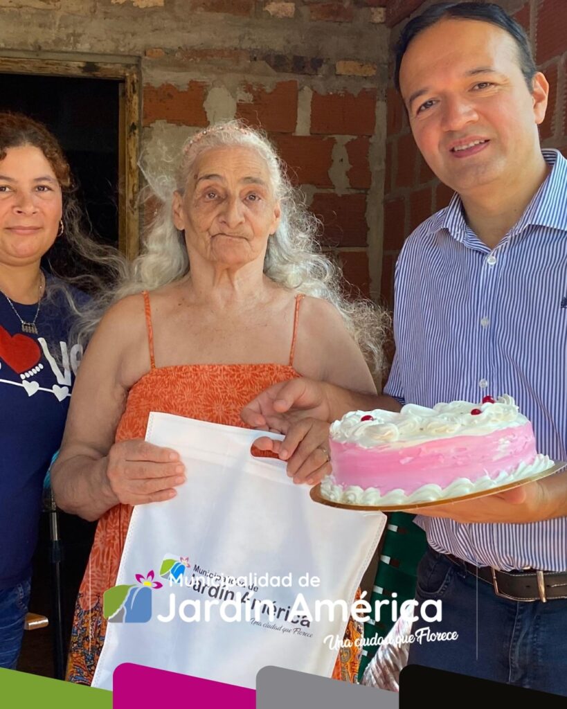 Compartimos con mucha alegría la celebración por el 80.º cumpleaños de Casimira Machado, entrañablemente conocida por todos como Ika, en el querido Barrio Capilla. Un momento especial para acompañarla y brindarle nuestros mejores deseos en una jornada llena de afecto y gratitud