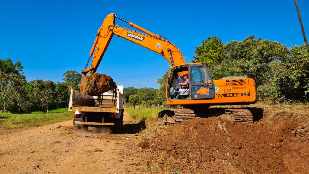 Limpieza de desagües y cunetas para garantizar un mejor escurrimiento del agua y prevenir anegamientos, especialmente en días de lluvia. Estos trabajos son fundamentales para mantener nuestros barrios en condiciones y cuidar la infraestructura urbana