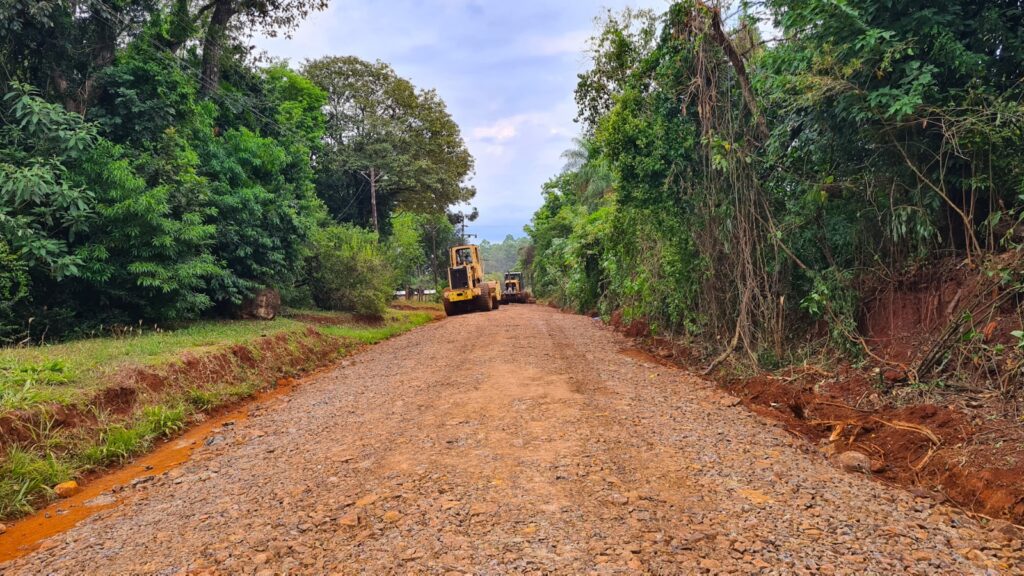 Continuamos avanzando con obras de perfilado y entoscado en el Barrio 20 de Junio, mejorando el estado de las calles y facilitando una circulación más segura y ordenada para vecinos y vecinas
