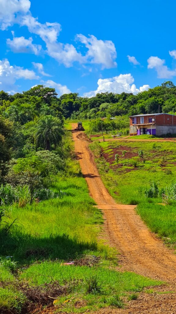 Continuamos con los trabajos de perfilado y entoscado en distintos barrios de la ciudad, mejorando el estado de las calles y facilitando la circulación diaria de vecinos y vecinas