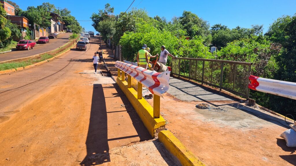 Continuamos trabajando para mejorar la conectividad de los barrios, llevando adelante tareas de entoscado, perfilado y mantenimiento de calles, con el objetivo de facilitar la circulación y brindar mayor seguridad a los vecinos