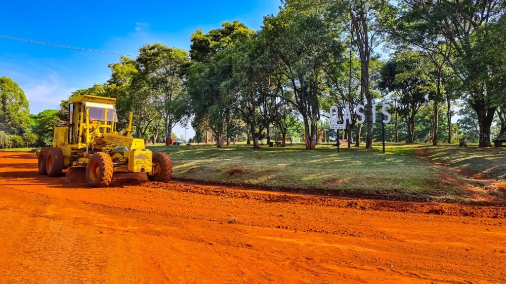 El equipo de Obras Públicas continúa llevando adelante tareas de perfilado y limpieza de calles y veredas en distintos barrios de la ciudad