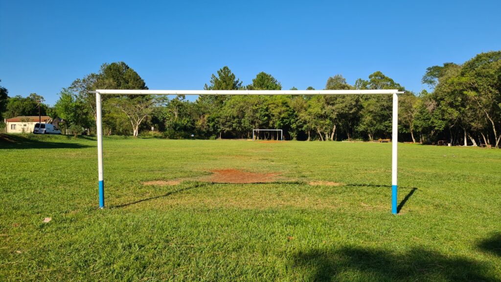En la cancha del Barrio Suiza se llevó adelante la colocación de arcos nuevos, sumando infraestructura para seguir fortaleciendo este espacio deportivo del barrio