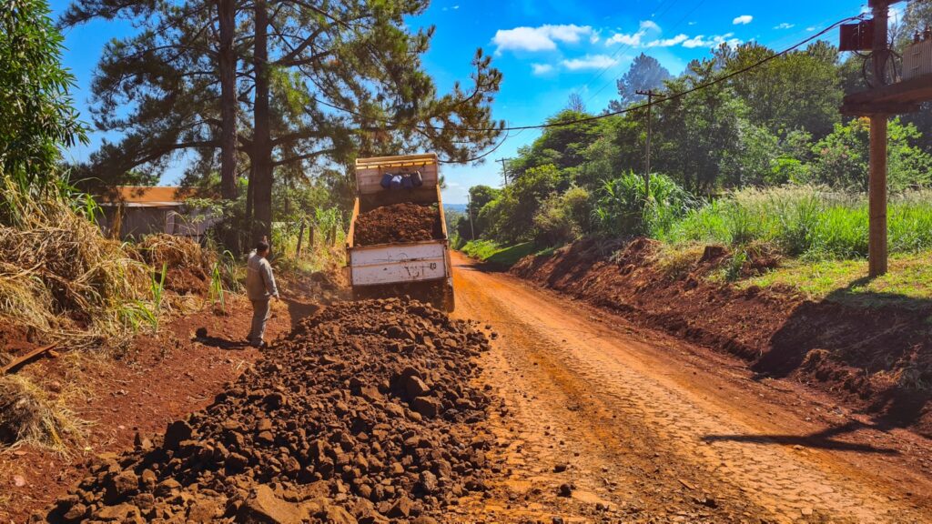 Desde el área de Obras Públicas continuamos llevando adelante trabajos de perfilado y entoscado en distintos sectores, con el objetivo de mejorar la circulación y las condiciones de transitabilidad para los vecinos