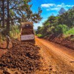Desde el área de Obras Públicas continuamos llevando adelante trabajos de perfilado y entoscado en distintos sectores, con el objetivo de mejorar la circulación y las condiciones de transitabilidad para los vecinos