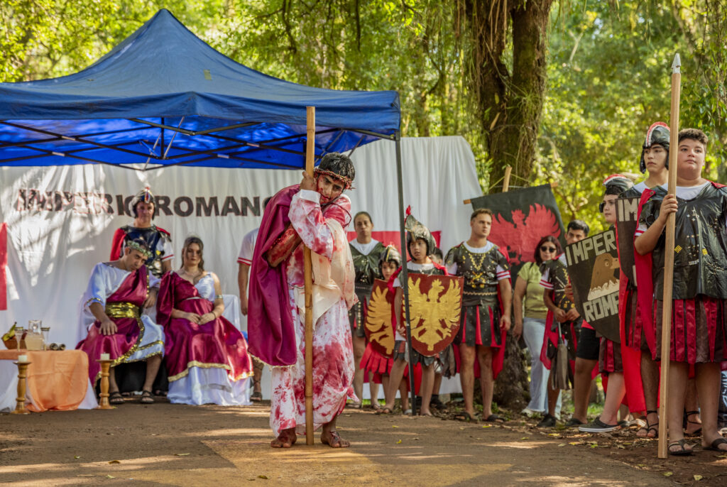 Hoy vivimos una nueva edición del Vía Crucis de la Selva en el Parque Municipal de los Saltos del Tabay, donde participamos junto a vecinos y turistas de este emotivo recorrido cargado de fe y reflexión en plena naturaleza