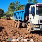 En el B° Portal de Jardín seguimos avanzando con trabajos de entoscado y perfilado, mejorando la circulación y la calidad de las calles del barrio