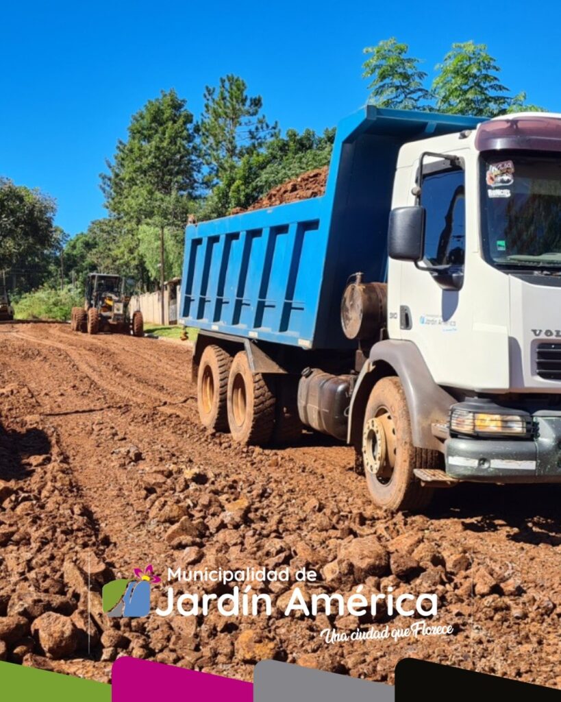 En el B° Portal de Jardín seguimos avanzando con trabajos de entoscado y perfilado, mejorando la circulación y la calidad de las calles del barrio