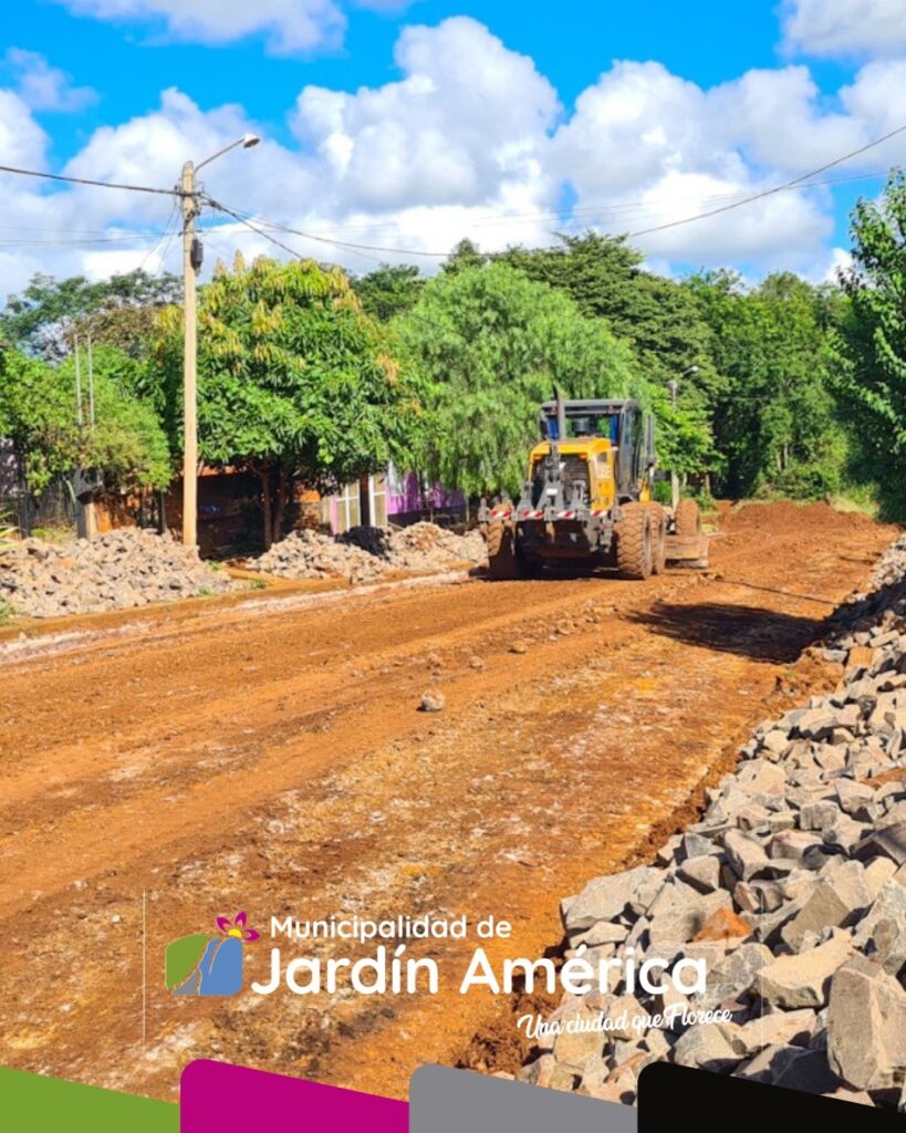 En el B° Virgen de Itatí continúan avanzando los trabajos de Obras Públicas, con tareas de empedrado que mejoran la circulación y la calidad de vida de los vecinos