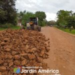 En el B° San Antonio, sobre Av. Los Fundadores, se llevan adelante tareas de entoscado y compactación, mejorando la circulación y la calidad de las calles para todos los vecinos