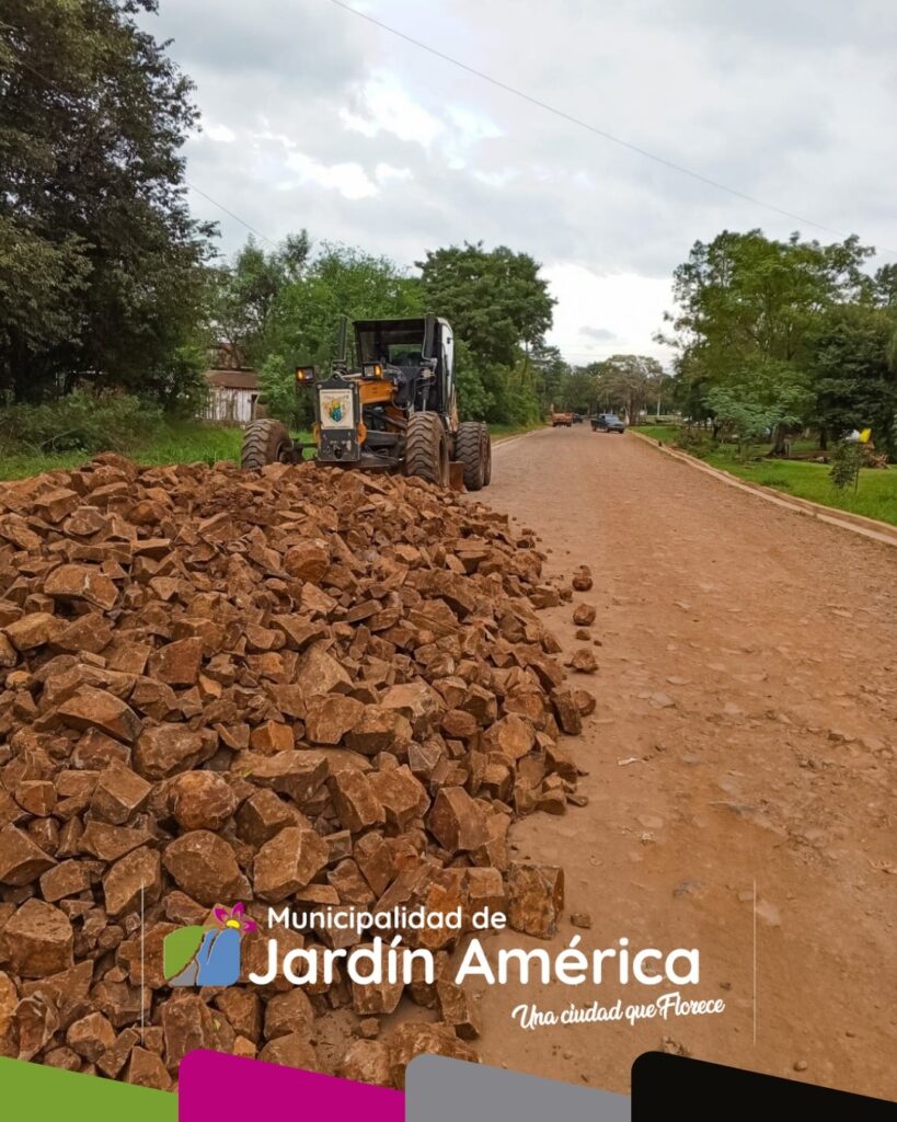 En el B° San Antonio, sobre Av. Los Fundadores, se llevan adelante tareas de entoscado y compactación, mejorando la circulación y la calidad de las calles para todos los vecinos