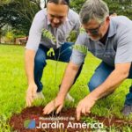 En el marco de los festejos por el 80° Aniversario de nuestra ciudad, se llevó a cabo en la Plaza Central de Colonia Oasis una plantación comunitaria de árboles nativos, promoviendo el cuidado del ambiente y el compromiso con las futuras generaciones