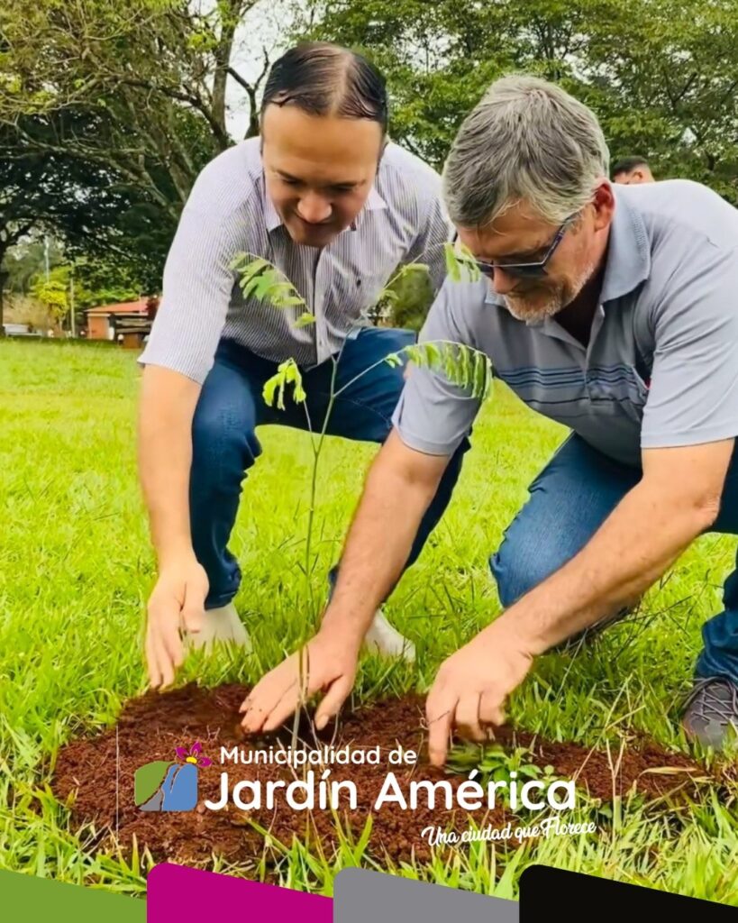 En el marco de los festejos por el 80° Aniversario de nuestra ciudad, se llevó a cabo en la Plaza Central de Colonia Oasis una plantación comunitaria de árboles nativos, promoviendo el cuidado del ambiente y el compromiso con las futuras generaciones