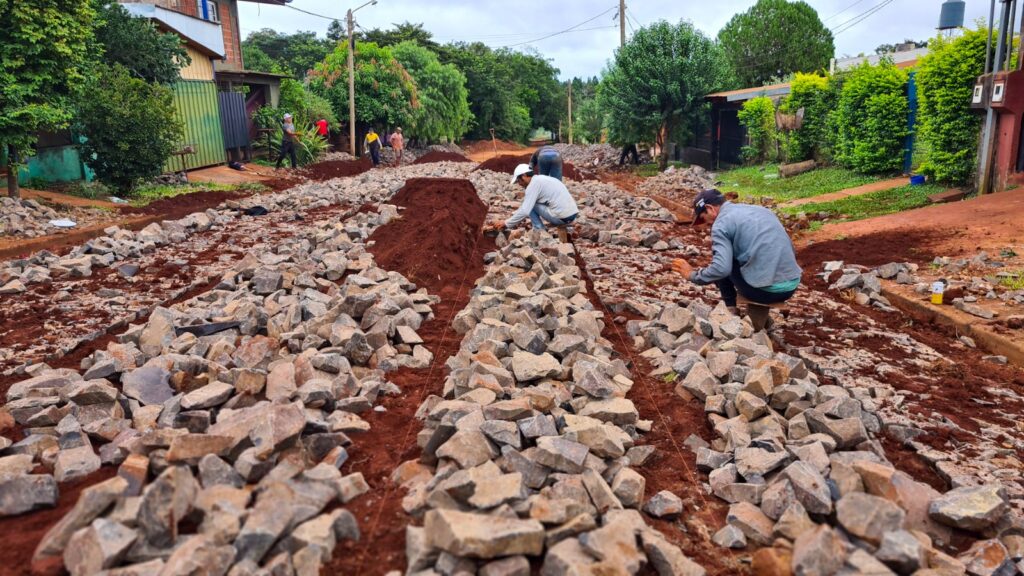 Desde el área de Obras Públicas se continúa avanzando en distintos barrios con importantes tareas de mejora y mantenimiento de calles