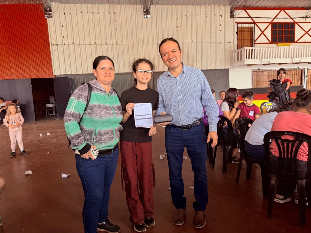 Con el programa “Ver Para Ser Libres” se realizaron controles de agudeza visual y entrega de anteojos en el acto a niños y adolescentes de entre 6 y 17 años, en el predio Raíces de nuestra ciudad
