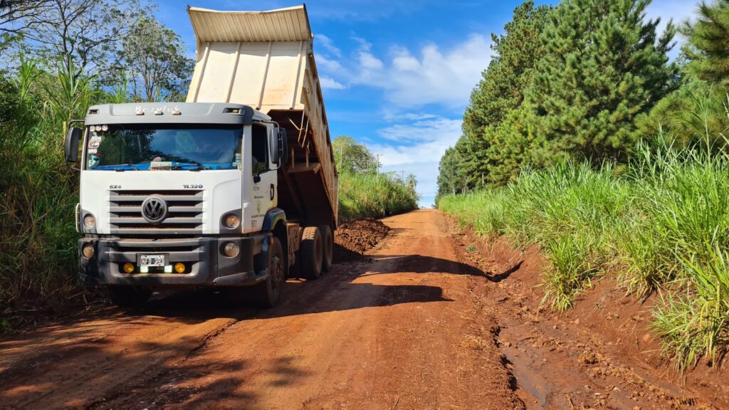 En Colonia Oasis continúan avanzando las obras que mejoran la calidad de vida de todos los vecinos. Se llevan adelante trabajos de perfilado y entoscado en la zona, fundamentales para optimizar la circulación y garantizar mayor seguridad en los días de lluvia