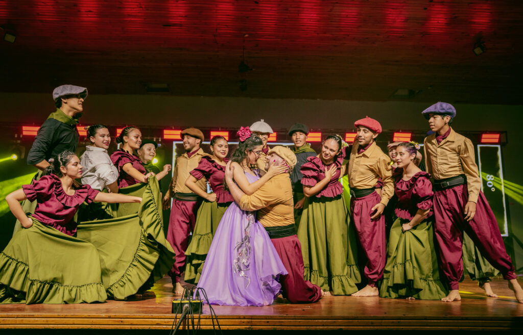 Celebramos el Día del Trabajador con una noche llena de alegría, música y emoción en el Polideportivo Municipal