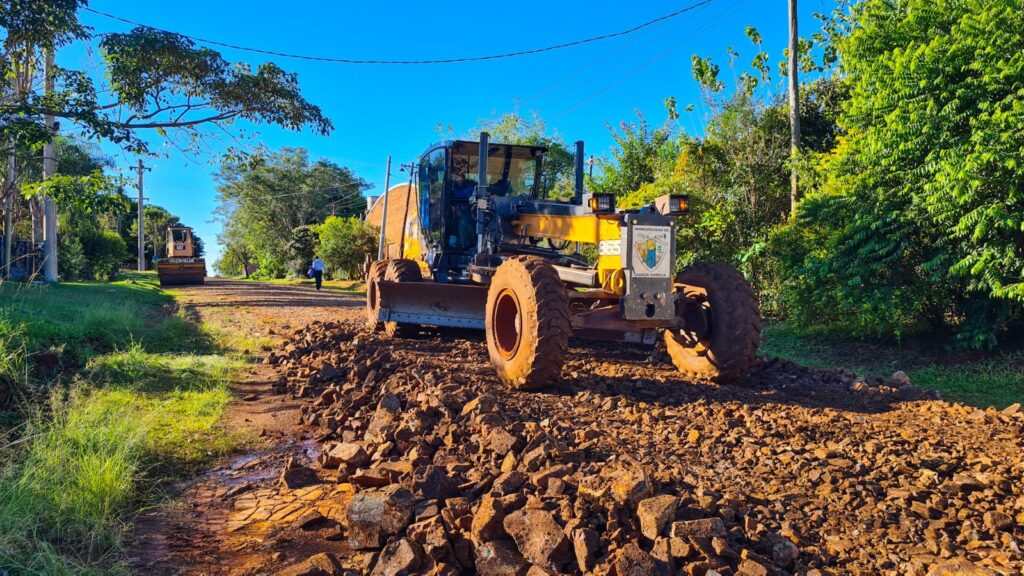 El equipo de Obras Públicas continúa realizando trabajos de perfilado y entoscado en diferentes puntos de nuestra ciudad, con el objetivo de mejorar la circulación y brindar calles más seguras y transitables para todos los vecinos